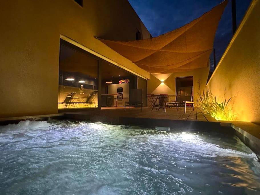 Villa Maison D'architecte Avec Piscine-spa Chauffe En Centre De *