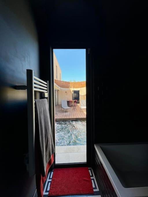 Maison D'architecte Avec Piscine-spa Chauffe En Centre De *