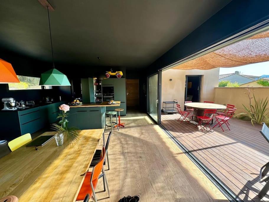 Maison D'architecte Avec Piscine-spa Chauffe En Centre De Villa *